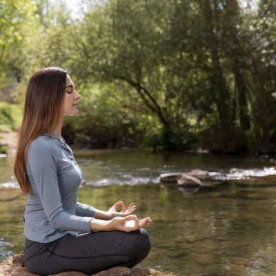 belle-femme-meditant-dans-la-nature