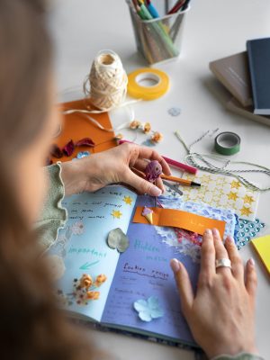 femme-grand-angle-faisant-un-journal-creatif