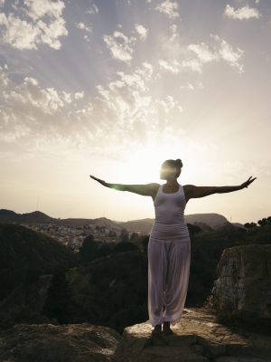 femme-pratiquant-le-yoga-a-la-campagne